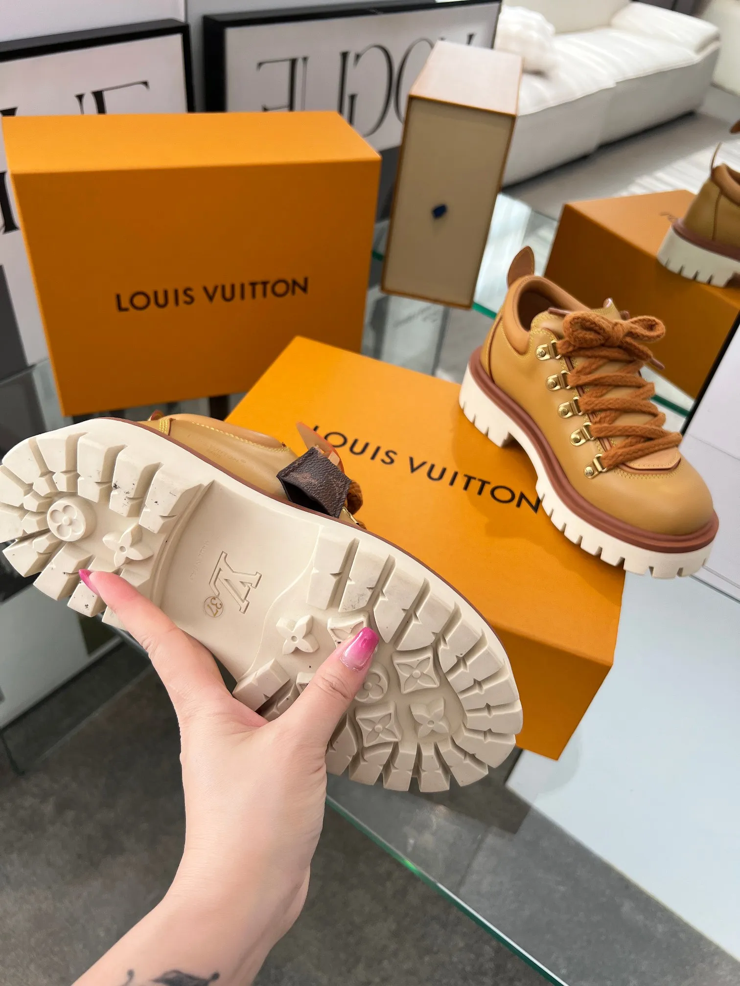 👟👟Ex-factory price 640👟👟 LV's new couple's thick-soled hiking shoes, your original custom-made large-soled shoe brand, giving the foot flexibility and freedom, a good pair of shoes to wear all summer. Fabric: First-layer imported calfskin, cowhide lining Size: 35-46 Welcome to send pictures to place orders